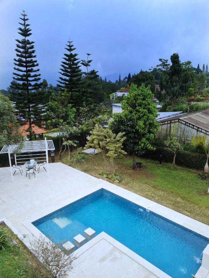 Villa Alessa Puncak Zewnętrze zdjęcie